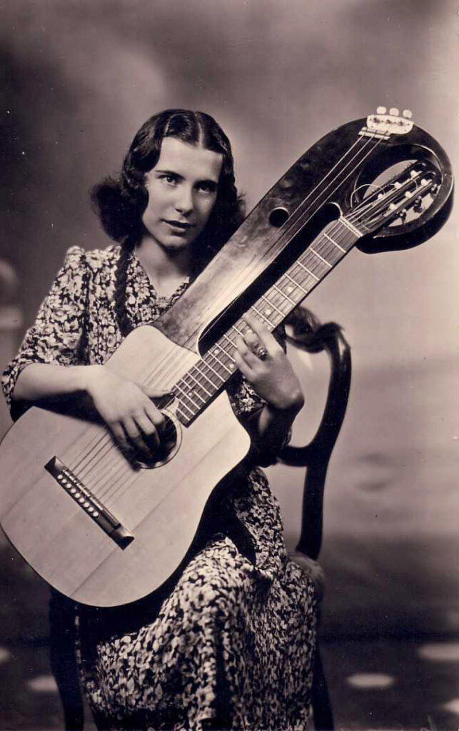 Women in Harp Guitar History: Italy and Beyond